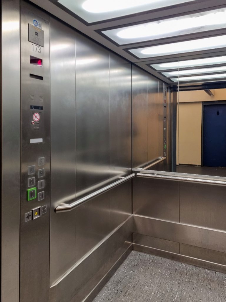 Blick in einen Fahrstuhl durch die geöffnete Fahrstuhltür.