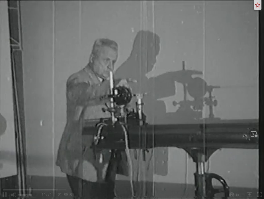 Ausschnitt aus einer Pohl-Vorlesung und demonstration aus dem Jahre 1952 in der Dokumentation "Einfachheit ist ein Zeichen des Wahren" (2005)